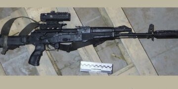 Коктейль из алкоголя, дезертирства и АК-74: беглый военный расстреливал улицу из окна квартиры