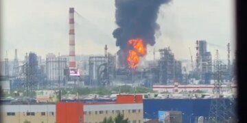 Зеленський підтвердив ураження московського НПЗ на відстані 500 км