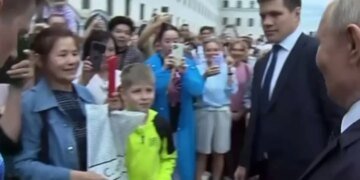 Путин устроил шоу “выход царя к народу”. ВИДЕО