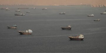 Иран закрывает Ормузский пролив: назвали причину
