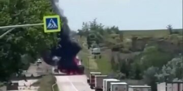 Дорога смерти для оккупантов: шокирующие ВИДЕО сгоревших бензовозов и взорванных мостов на Донбассе
