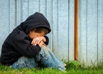 В Каменском обнаружили 7-летнего мальчика, прикованного цепью к батарее