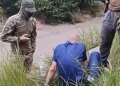 Мужчина в крови рыдал на траве рядом с людьми в балаклавах — ВИДЕО набрало тысячи репостов