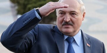 Лукашенко приглашает украинцев собирать грибы и ягоды — украинские пограничники назвали это опасным