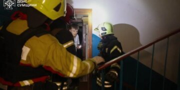 В Сумах российский беспилотник попал в многоэтажный дом: людей эвакуировали