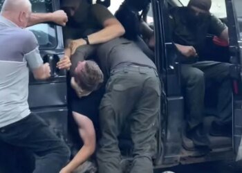 «Как мешок с картошкой»: в Луцке мужчину грубо затолкали в микроавтобус ТЦК. ВИДЕО