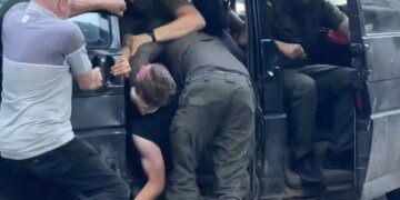 «Как мешок с картошкой»: в Луцке мужчину грубо затолкали в микроавтобус ТЦК. ВИДЕО