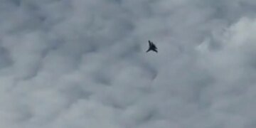 В российском Липецке местные жители сообщают о звуках взрывов в районе аэродрома. ВИДЕО
