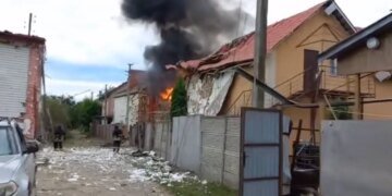Рятувальники деблокували людину з-під завалів після удару рф по Сумах