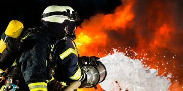 У Дарницькому районі Києва через ворожу атаку постраждала людина та виникли пожежі
