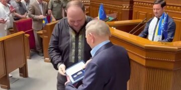 Плевок в историю: украинцы возмущены награждением Кучмы. ФОТО, ВИДЕО