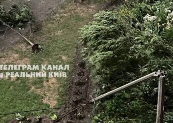 Столица уходит под воду: ураганный ветер и ливень погрузили Киев во тьму. ВИДЕО