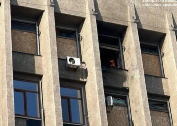 Силы РФ нанесли удар по автобусу в Запорожье: есть пострадавшие, позже дрон атаковал здание ОВА