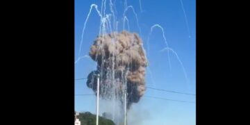 В Петербурге горит оборонный завод “Арсенал”, под Белгородом сдетонировал склад боеприпасов