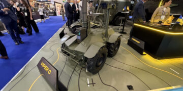Везет 350 кг или становится боевым модулем: украинский робот Viper показали в Париже