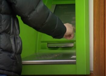 Чек из банкомата может заинтересовать мошенников: чем рискуют украинцы