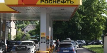 Россия потеряла четверть производства бензина на фоне атак по НПЗ, – Reuters