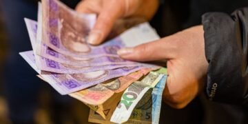 Зарплаты вырастут, а рост цен замедлится: Кабмин одобрил план на 3 года