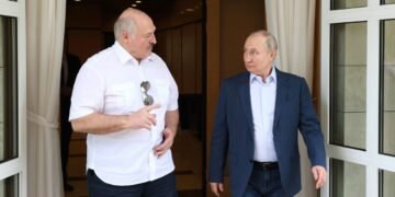 Лукашенко внезапно встретился с Путиным после требований не втягивать Беларусь в войну