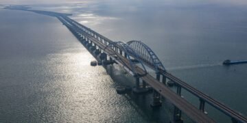 Крымский мост обложили защитой со всех сторон (новые спутниковые снимки)