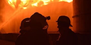 Россия нанесла удар по Сумам шестью КАБами: загорелся троллейбус, водитель в тяжелом состоянии (видео)