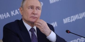 Путин признал “определенный дефицит”: в Крыму запас горючего остался на несколько дней