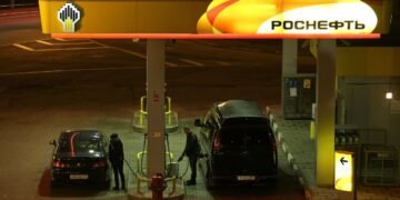 Дефицит топлива добрался до Москвы, на заправках вводят жесткие лимиты