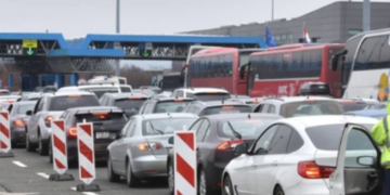 Із Києва за кордон автотранспортом: де виникли найбільші черги, — ФОТО