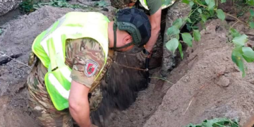 Величезна яма й загроза вибуху в Києві: куди влучила російська ракета, – ФОТО