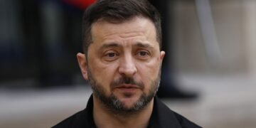 Недовольство россиян растет: Зеленский показал документы, которые попадают на стол Путину
