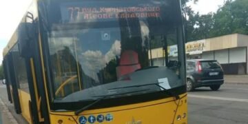 Вулицю перекрили, транспорт зупинився: у Києві виникли проблеми з автобусом