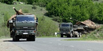 Россия перебрасывает войска через Мариуполь, маскируя колонны под гражданские автомобили