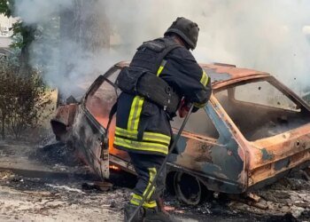Дрон попал в легковой автомобиль в центре Херсона: один человек погиб, трое получили ранения