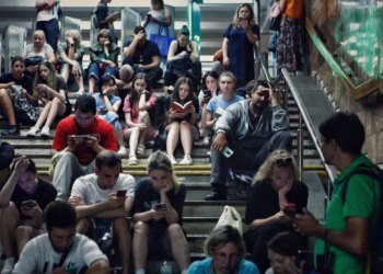 Воздушная угроза над Киевом: жители готовятся к ночи в метро. ВИДЕО