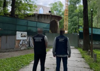 Сын руководительницы медико-социальной экспертизы строил отель в городском парке Хмельницкого — теперь объект арестован