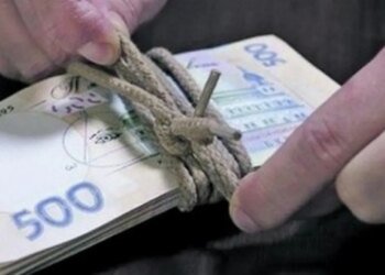 Нищие медики и богатые айтишники: кому в Украине платят космические деньги, а кто считает копейки