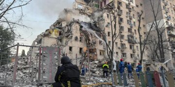 Массированная атака на Киев: пожары и разрушения в нескольких районах, есть погибшие и раненые