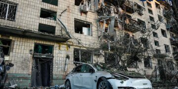 Нічна атака на Київ: кількість загиблих зросла до восьми, 34 поранені – фоторепортаж