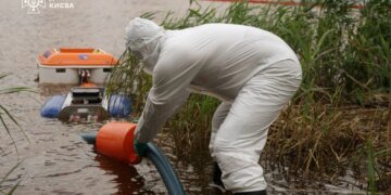 У Києві з озера Кирилівського відкачали 25 кубометрів нафтопродуктів після атаки рф. Фіксують загибель риби, птахів та жаб