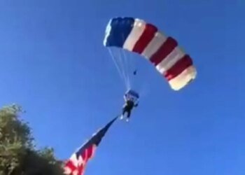 В Калифорнии парашютист с огромным флагом США врезался в пивную палатку на празднике. ВИДЕО
