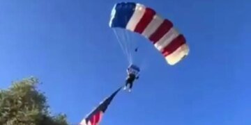 В Калифорнии парашютист с огромным флагом США врезался в пивную палатку на празднике. ВИДЕО