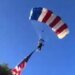 В Калифорнии парашютист с огромным флагом США врезался в пивную палатку на празднике. ВИДЕО