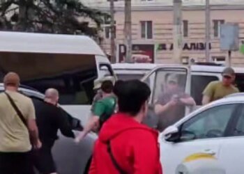 В Днепре люди закидали кирпичами и стульями сотрудников ТЦК. ВИДЕО