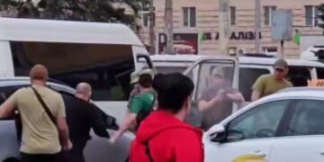В Днепре люди закидали кирпичами и стульями сотрудников ТЦК. ВИДЕО