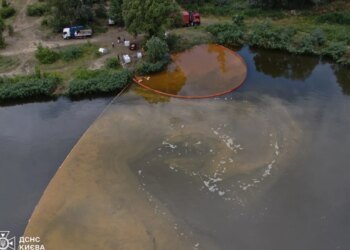 Кирилловское озеро загрязнено нефтепродуктами – спасатели борются с последствиями катастрофы. ФОТО