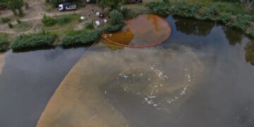 Кирилловское озеро загрязнено нефтепродуктами – спасатели борются с последствиями катастрофы. ФОТО
