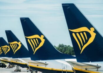 Оторвавшийся кусок двигателя пробил окно Boeing 737 и затянул пассажира за борт. ВИДЕО