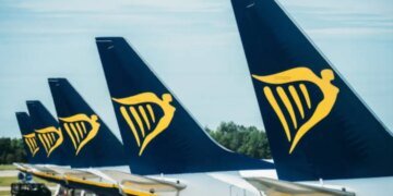 Оторвавшийся кусок двигателя пробил окно Boeing 737 и затянул пассажира за борт. ВИДЕО