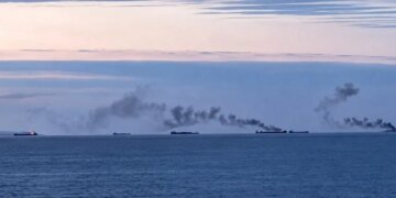 Пепелище в Азовском море: впечатляющие ВИДЕО пылающих танкеров флота Путина
