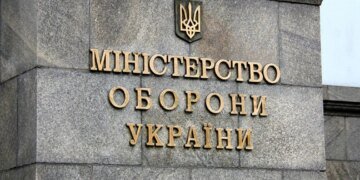 Зміна уряду: чи зашкодить Україні заміна міністра оборони